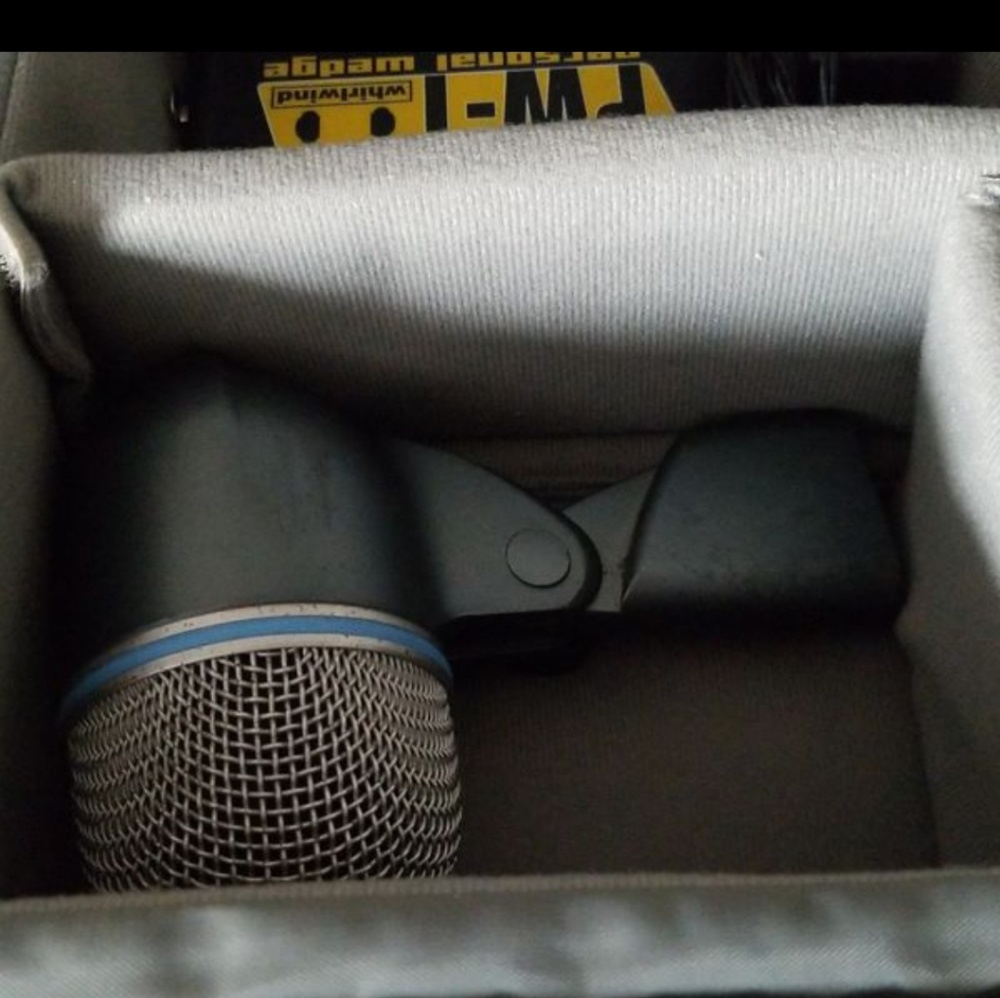 Shure beta 52 with mic stand for bass drum